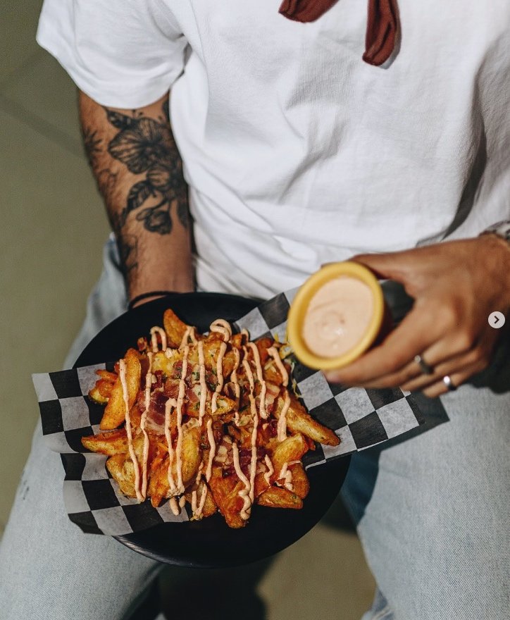 Papas gajo con tocino y aderezo de la casa de Swing Pasta