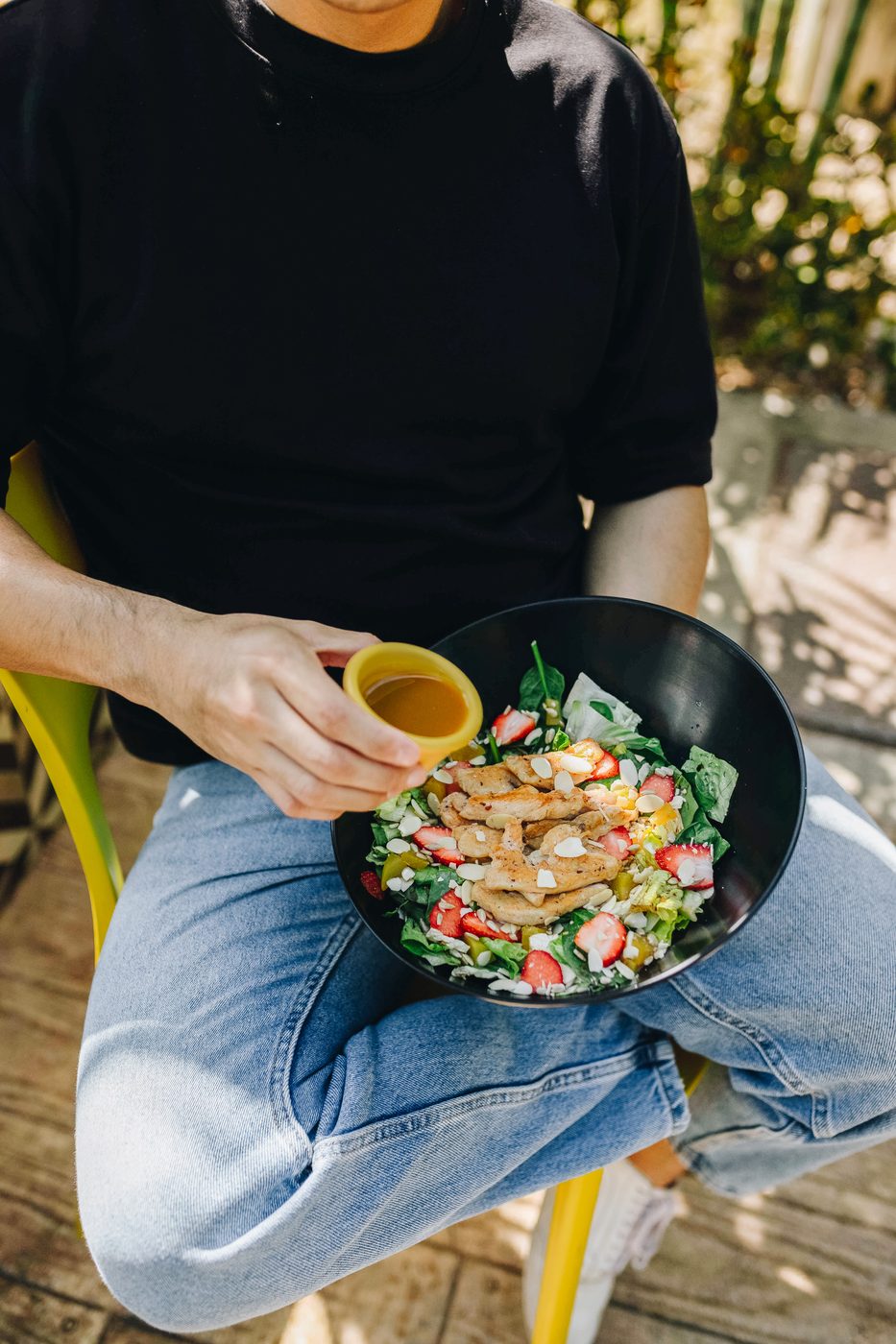 Ensalada fresca con pollo, fresas y almendras de Swing Pasta